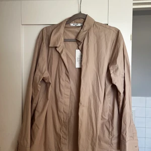 Skjorta  - Oanvänd skjorta från nakd 