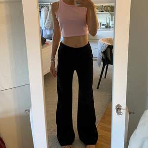 Dessa mid waist kostymbyxor från hm är såå sköna, tråkigt nog är de för stora för mig och därför säljs de. Om du behöver mer bilder och är intresserad är det bara att kontakta mig. Pris kan diskuteras 