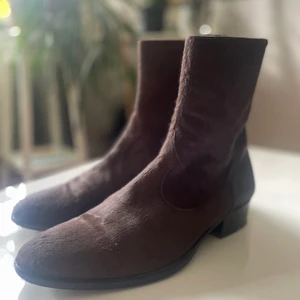 JL Western Boots - J Lindeberg Pony Hair boots, passar size 42-43.  Nypris okänt men boots brukar ligga kring ~3500 ifrån JL. Lätt använda men mycket liv kvar, säljes pga får för lite användning hos mig.