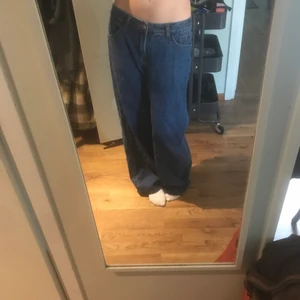 Low waisted baggy jeans - Går att ha som högmidjade också. Jag är 165 cm och dem är lite långa för mig när jag har dem lågmidjade.