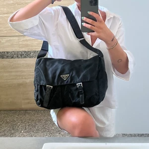 Prada väska  - Skitsnygg väska från Prada, säljes pga att jag ej använder den och jag köpte nyligen en ny väska. Äkthetsbevis finns självklart!     Skriv för fler bilder  Priset kan absolut diskuteras vid snabb affär