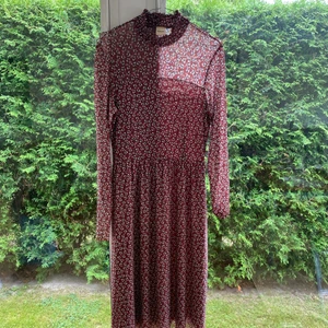 Klänning  - Lätt genomskinlig klänning från Taifun. Dubbelt tyg nertill och över bysten. 