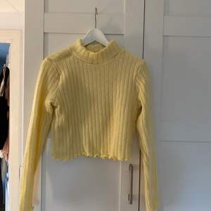 Säljer denna jättefina stickade tröja från Gina tricot i storlek M. Aldrig använd för den är för liten för mig. Säljer denna för 40 kronor + frakt runt 40