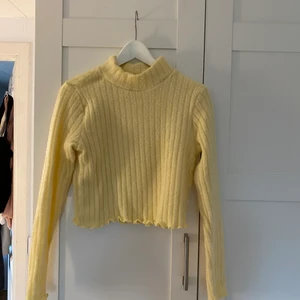 Stickad tröja från Gina Tricot  - Säljer denna jättefina stickade tröja från Gina tricot i storlek M. Aldrig använd för den är för liten för mig. Säljer denna för 40 kronor + frakt runt 40