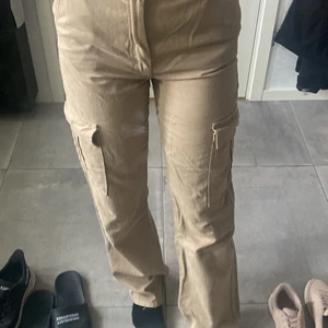 Cargobyxor - Helt nya!! Säljer pågrund av att de inte är min stil längre.