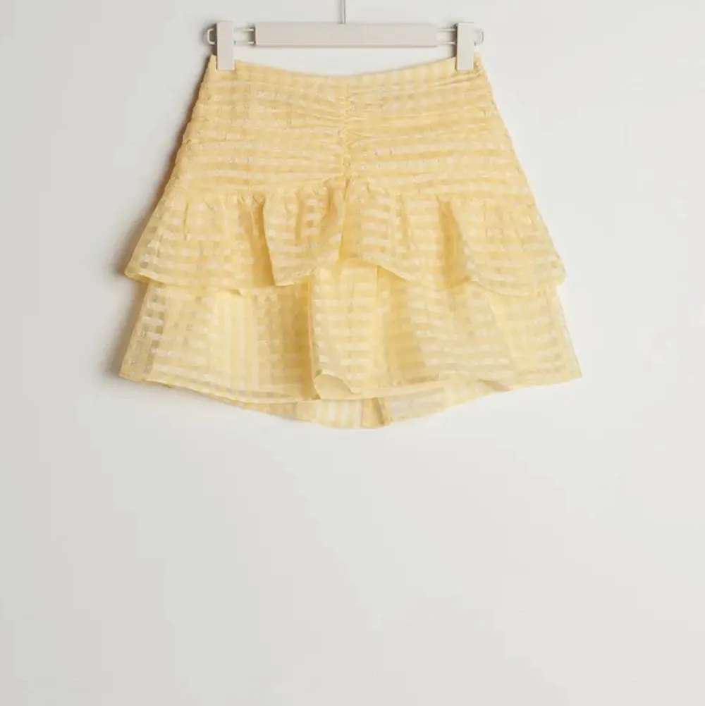 Säljer denna kjol från Gina som är slutsåld 💕 170kr+frakt. Kjolar.