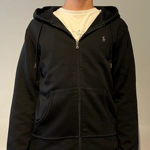 Ralph lauren zip hoodie - Polo zip hoodie i storlek small. Tröjan är i ett ok skick. För liten för mig och nopprig. För fler frågor skriv i dm.