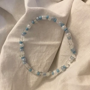 Pärlade armband - !Tryck inte på köp nu!  Hör av dig vid intresse, kan självklart skicka då frakten kostar 10 kr💙 Armbandet är hemma gjort. Betalningen sker via swish💙 Armbandet sitter ganska tight och räknas därför som en ”XS”. Hör av dig vid behov av annan storlek!💙