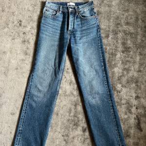 Straight jeans från zara i storlek 34💗jeansen är i mörkblå tvätt och använda ett fåtal gånger💗