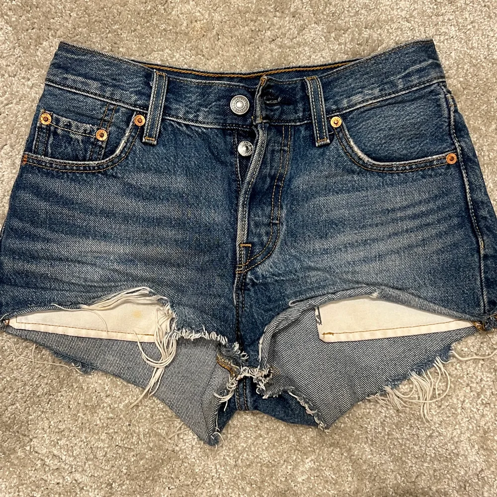 Säljer dessa svinsnygga Levis 501 jeansshorts. Älskar dessa, men de är tyvärr för små. Säljs för bra pris. Shorts.