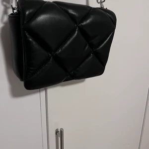 Väska - Väska från Stand Studio  Sparsamt använd  Ordpris: 3300kr Höjd 15 cm, vidd 23 cm, djupt 7 cm. Axelrem 111-121 cm.