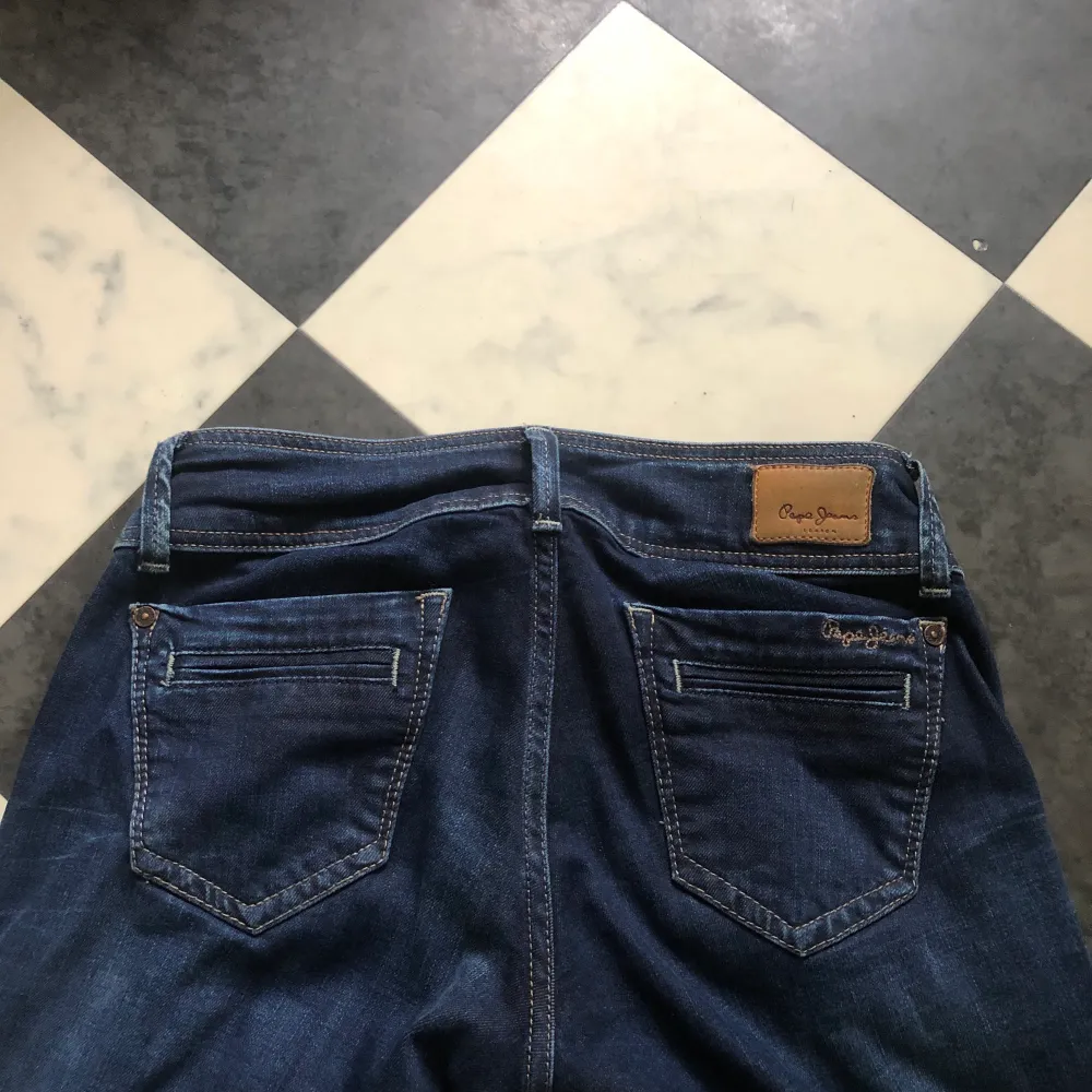 Superfina jeans i mycket bra skick! Köpta secondhand men märket är pepejeans Köparen står för frakt dvs 59kr💘 Innerbenet: ca 80cm  Midjemåttet: ca 69cm . Jeans & Byxor.