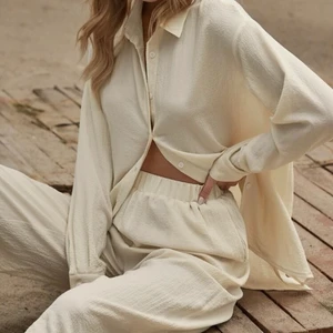 Skjorta m byxor  - Ett super snyggt set i creme vit färg, skjorta och kostymbyxor i ett fint och skönt material! Strl L! Kan postas eller hämtas i Åmål!!  Frakt - 45kr