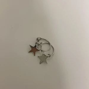 Örhängen🤩 - Säljer dessa super söta örhängen pga ingen användning🥰 aldrig använda 