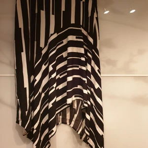 Kjol stl 44 NY - Svart/ vit kjol stl 44  NY 100KR 