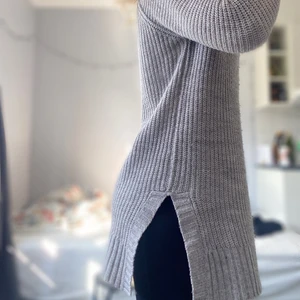 Stickad grå tröja - Stickad grå tröja från gina tricot, ganska lång på mig som är 172cm. Tröjan är i gott skick och säljes pga att jag inte använder den. Nypris 450kr. Kan mötas i Uppsala