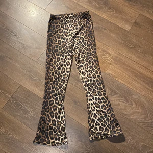 Leopard mönstrade byxor - Ett par coola tights i storlek 34 säljes pga får ej på mig dom över låren 😅 aldrig använda förutom när jag skulle testa dem