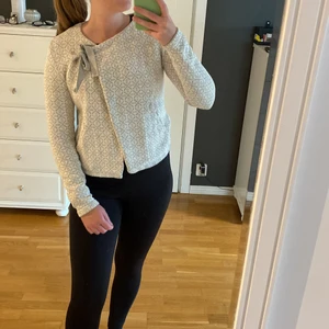 Kofta Odd Molly  - Vit/grå kofta från Odd Molly i storlek 1 (S), passar även som XS. Använt men fortfarande fint skick. Liten fläck vid rosetten. 100% bomull.