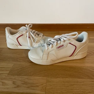 Adidas Roguera  - Adidas Roguera. Beige med röda detaljer. Använda en gång. Storlek 38. 200kr (nypris 500kr). 