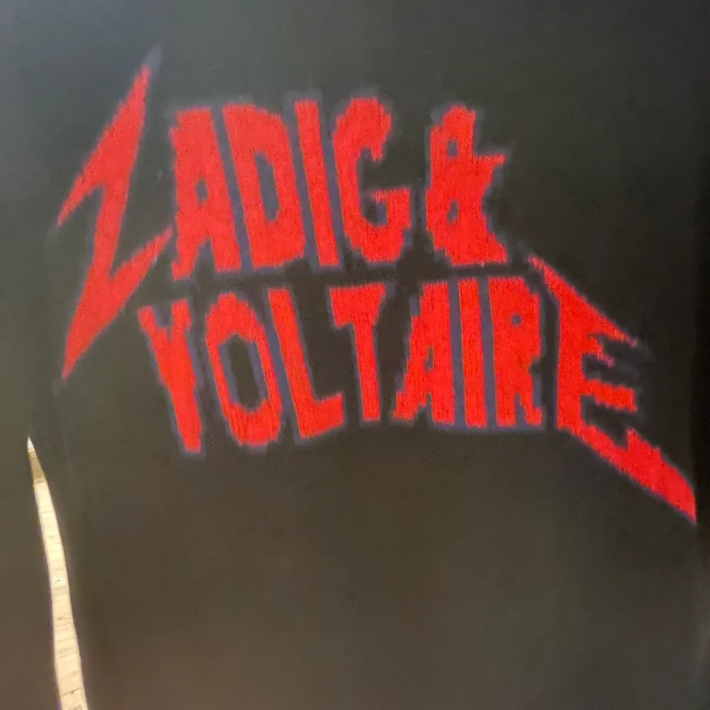 Funderar på att sälja min ZadigVoltaire tröja. Fick den i julklapp för ungefär 1 år sen och så den finns inte längre på hemsidan❤️ . Tröjor & Koftor.