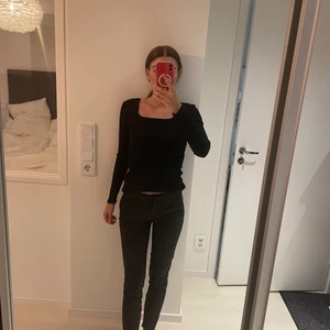 Svarta kostymbyxor  - Svarta kostymbyxor från selected femme. Ganska använda men ser fortfarande fina ut. Jag är 170 lång. Storlek 34