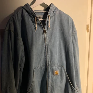 Carhartt denim jacka  - Obetydligt använd tunn jacka från carhartt med huva, Ljus denim , säljer då färgen inte klädde mig , är även öppen för byten 