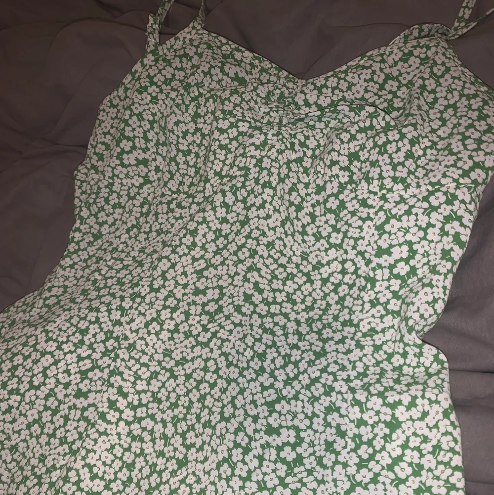 Grön sommar klänning med blomster mönster och slits från SHEIN. Säljer för den aldrig kom till användning. Är i storlek S men sitter som Xs också. Skriv om du vill se fler bilder♡. Klänningar.