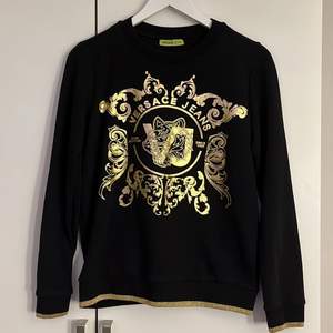 Äkta Versace sweatshirt i strl S. Väldigt fin & stilig samt skön att ha på sig. Finns ej kvar i affärer. Använd 2-3 gånger. Väldigt bra & fint skick. 
