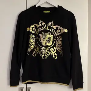 Äkta Versace sweatshirt i strl S. Väldigt fin & stilig samt skön att ha på sig. Finns ej kvar i affärer. Använd 2-3 gånger. Väldigt bra & fint skick. 