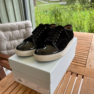 Lanvin skor - Svarta lanvins i fint skick! 8.5/10 Storlek: 41 (passar 42) Köpta från care of carl Original pris 4000kr Köpare står för frakt, kan även mötas upp i stockholm.