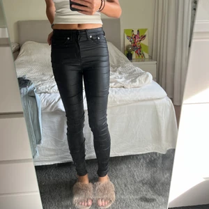 Skinnbyxa - Skinnbyxa från Lager157. I strl XS. Sparsamt använda. Nypris: 249kr Mitt pris: 80kr Vid en snabb affär kan priset diskuteras 💸 Kan mötas i Tyresö eller skickas. Frakt kan tillkomma!