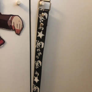Bälte - Bälte köpt på punkt shop med dödskallar. Det är lite trasigt men det funkar ändå