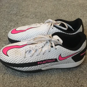 Nike Phantom innesko - Inneskor, knappt använda, nyskick i storlek 37.5. Finns i Linköping. 
