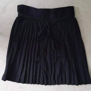 Jättefin plisserad kjol från Boomerang. Tyvärr aldrig använd pga för liten 