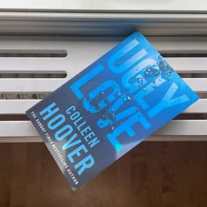 Colleen Hoover - En annan bästsäljare av Colleen Hoover. Ugly love, på originalspråket engelska. Sjukt bra! Säljer vidare då det känns onödigt att låta den damma hemma. Pris för boken är 50 kr men hela köpet blir 99 kr då frakten ligger på 49 kr. 