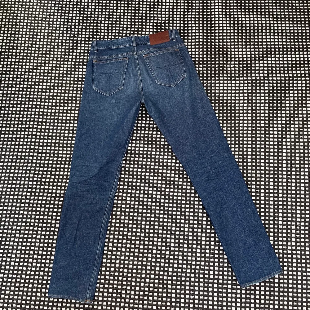 Säljer mina snygga Tiger of Sweden Jeans, då de inte kommer till användning! För fler bilder, kontakta mig! De är i väldigt fint skick och är sparsamt använda, inga defekter! Storleken är 29/32 herr, och passformen är straight fit. . Jeans & Byxor.