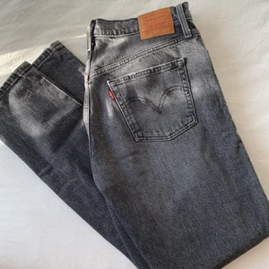 Levi’s 501 S - Levi’s 501, smalare. W29 l32. Grå tvätt. 