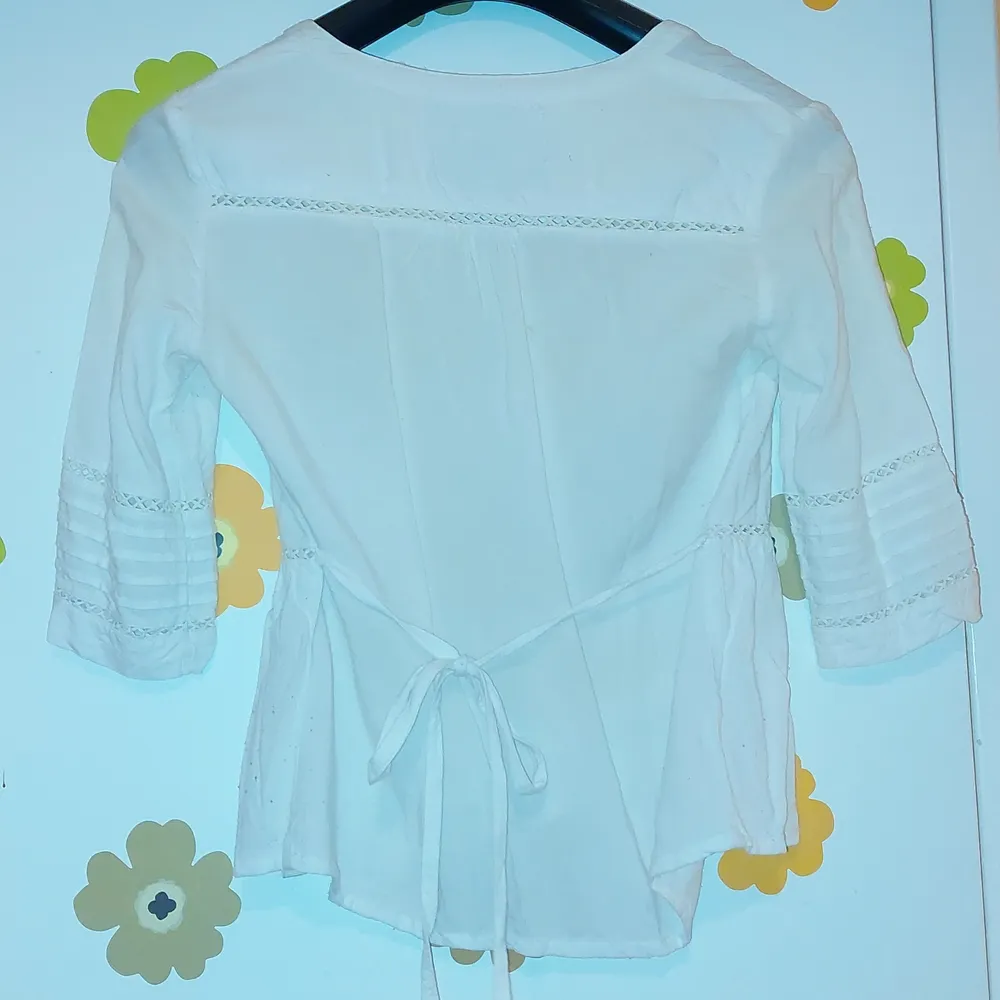 White blouse from SuperDry. Good condition. Adjustable strings on the back.. Blusar.