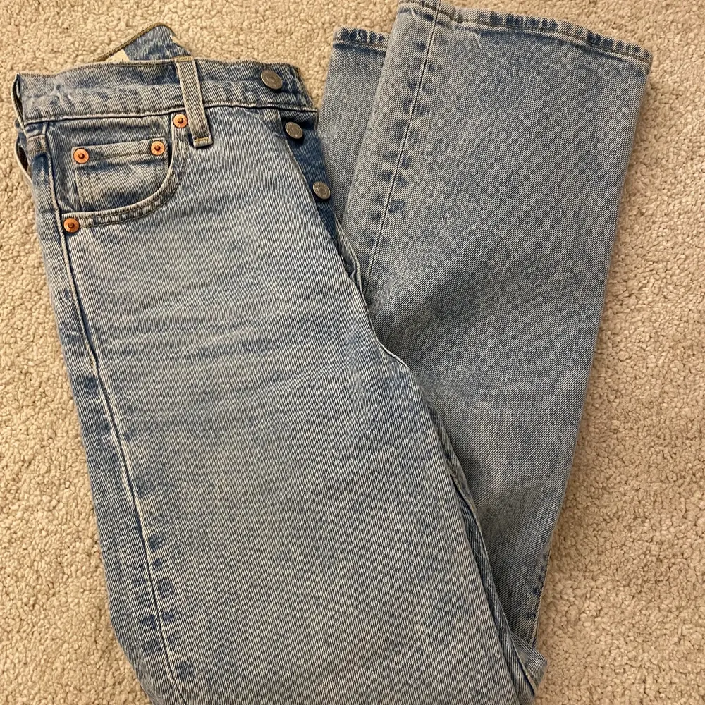 Skit snygga levis jeans, använda fåtal gånger! Ordpris: 1300kr I modellen ribcage straight . Jeans & Byxor.