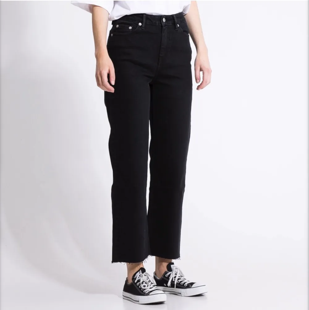 Svarta jeans ”Lane” från Lager 157, köptes för 300kr knappt använda. Säljer pga att jag redan har ett par liknande 💗 priset kan diskuteras. Kan mötas upp men köparen står för frakt. Är lite osäker på om storleken är Xxs eller xs men ska kolla upp de 🙌. Jeans & Byxor.