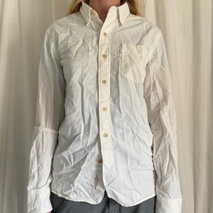 Skjorta - ❗️kontakta innan köp❗️ säljer denna basic Levis skjorta, aldrig använd! Tjejen på bilden har storlek S/M och skjortan sitter med en loose fit. Möts helst, skriv privat för detaljer!💕