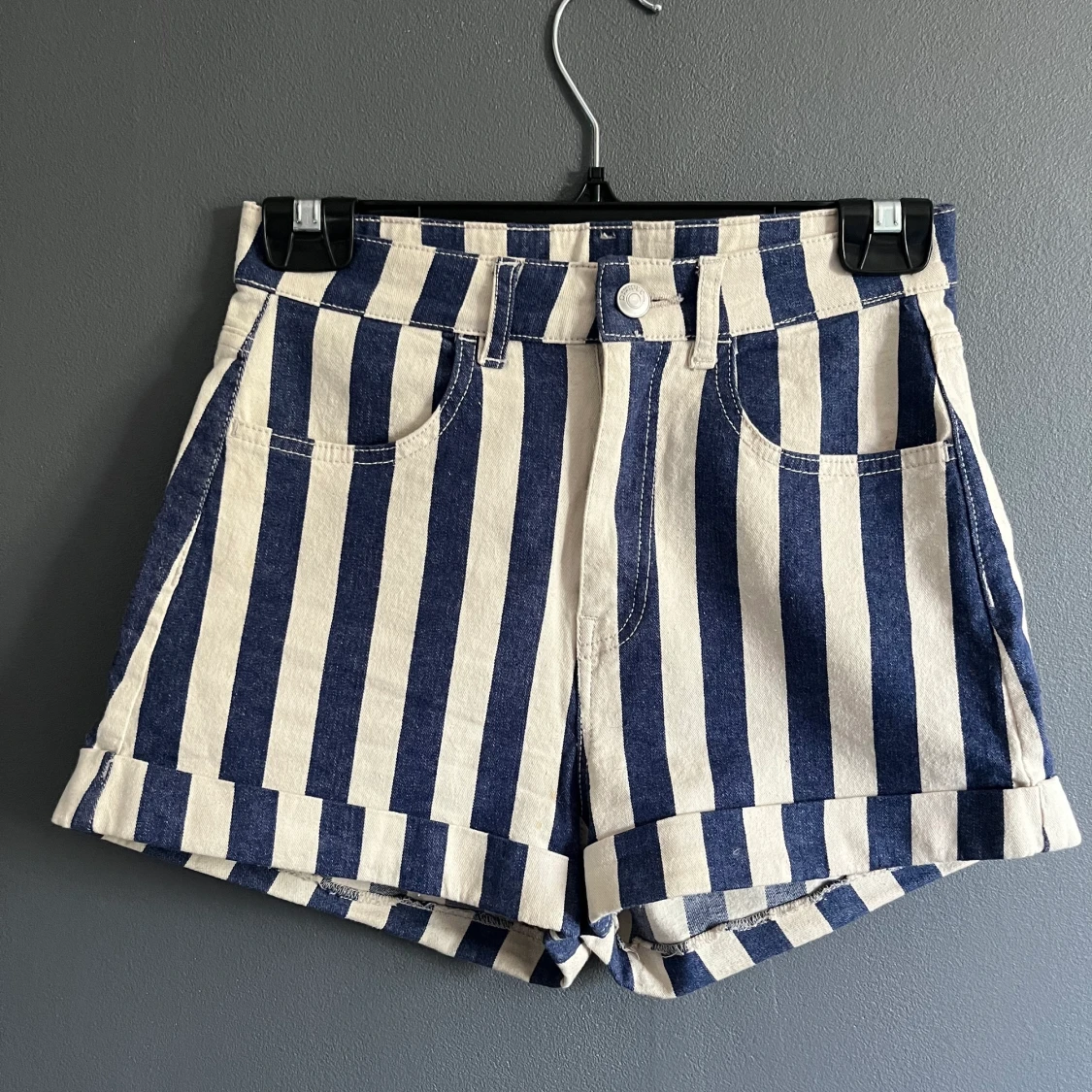 Blå och vitrandiga jeansshorts med högmidja 