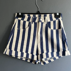 Blå och vitrandiga jeansshorts med högmidja  - Storlek EU 36. Med hög midja. Sparsamt Anki mycket gott skick!