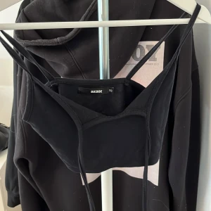 Svart topp från bikbok  - Svart topp/linne från bikbok med knytning framme vid brösten använd ett fåtal gånger