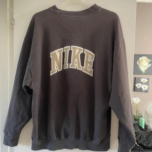 Svin snygg Niketröja - Nike tröja som tyvärr inte kommer till användning. Köpt för 1500kr. Är de fler intresserade så är de bud från 600. Köp direkt från 750