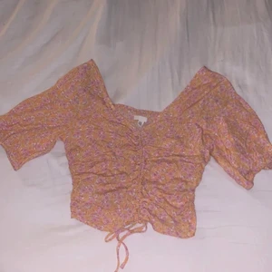 Sommar topp - En sommar topp som är blommig ifrån HM  Helt ny och säljs pågrund att jag inte kan ha den Ny pris 100kr 