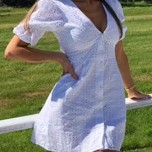 Vit klänning  - Säljer den här fina klänningen från Nelly i storlek 34. Den är endast använd 1 gång. 