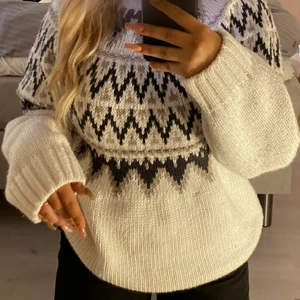 stickad tjock tröja 💓 - Säljer nu min jätte fina, tjocka, mysiga, varma stickade tröja från H&M. Köptes i julas och har bara används som hemma tröja 3/4 gånger.  Köpte den för runt 400/500kr. 💓 Köparen står för frakt! 