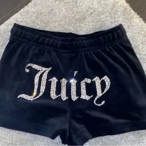 Juciy shorts  - Jag säljer dessa shorts för dem har blivit försmå för mig! Jag hoppas att någon annan har nytta av dem! Storlek XXS 