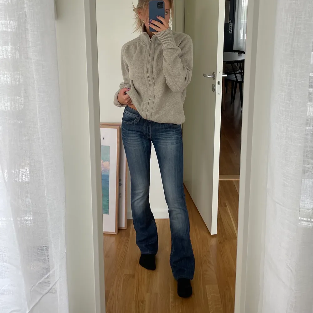 Bootcut jeans från crocker. Storlek 27/36 men uppsydda till mig som är 160. Pris är exklusive frakt 💓 möts även i Uppsala :). Jeans & Byxor.